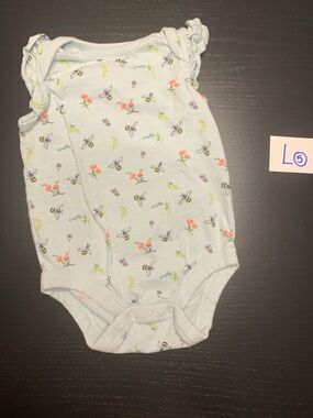 🧸 2/$8.00⭐️ GAP 3-6m Light Blue Bee & Floral Onesie